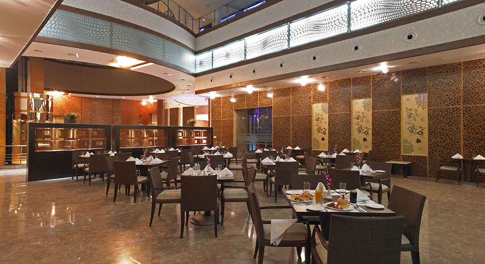 Royal Orchid Central Kireeti Hampi, Hospet Restoran foto